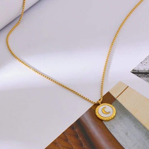 New 18K Gold Plated White Shell Moon Round Pendant Necklace - Picture 3 of 6